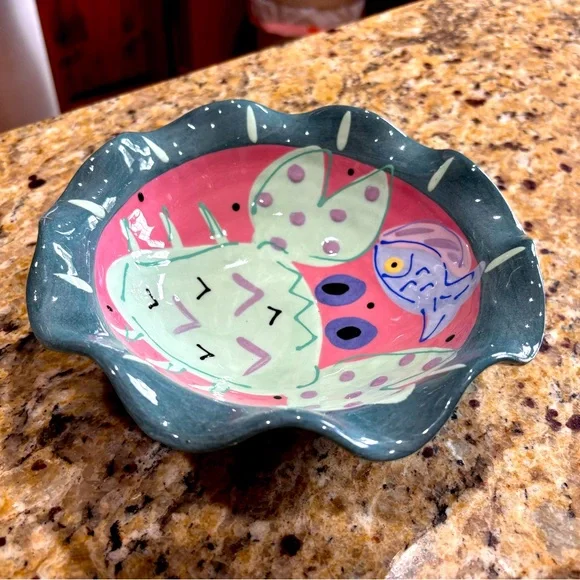 Like new Susan Painter pottery ruffle bowl crab fish beach - Picture 2 of 6